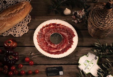 Plato de jamón cortado por Adrián Laynez