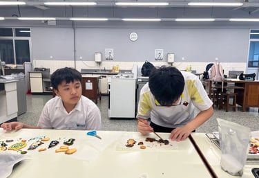 學生於 OneDo Workshop 烘焙課堂中專注裝飾甜品，手部動作細緻，作品展現創意與用心，捕捉孩子投入學習的片刻。