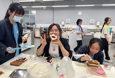 孩子雙手捧起自製甜品，象徵連結與信任，呼應 OneDo Workshop 教育信念。