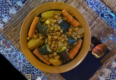 Plat de couscous marocain avec légumes frais, servi chez Majorelle, restaurant marocain à Bordeaux
