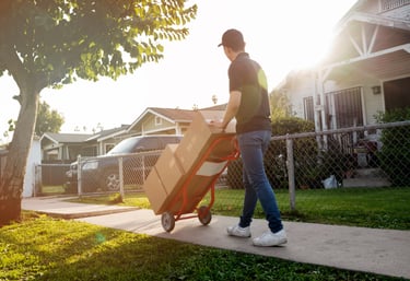 Déménageurs de Virtus Déménagement transportant des meubles lourds en toute sécurité à Anjou