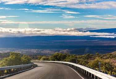 Équipe de déménageurs professionnels chargeant soigneusement des meubles et cartons dans un camion