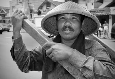 Peter Pickering befriends Indonesian recycler in streets of Bintaro near Jakarta