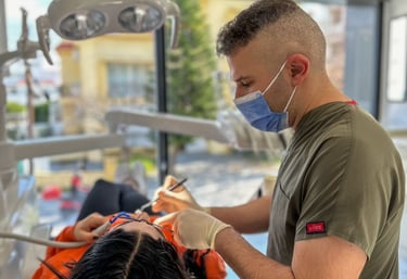 Girne, Kıbrıs’ta uzman diş hekimi Dr. Dt. Kemal Güldüren | Diş teli, ortodonti, şeffaf plak. 