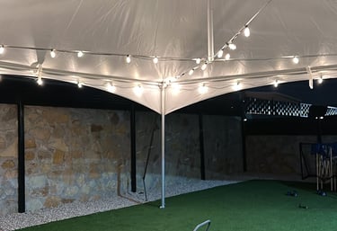 Carpa para evento decorada con luces