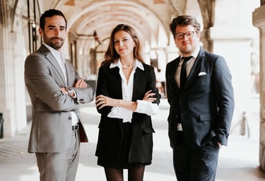 Associés-fondateurs du cabinet LAD avocats sous les arcades de la place des Vosges