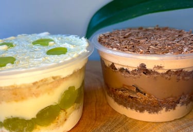 Dois Bolo no pote um com uva e outro brigadeiro