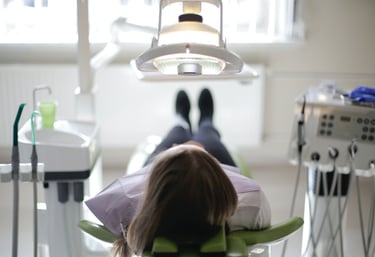 Mujer tumbada gabinete dental