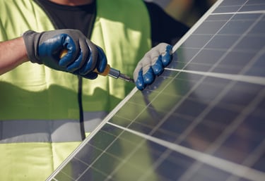 Instalador trabajando en sistema fotovoltaico