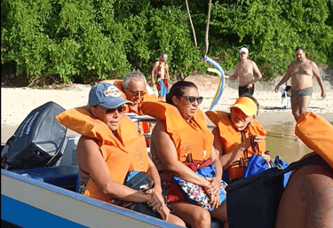 passegeiros com coletes salva vidas no Prumirim