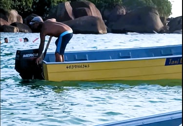 Homem pilotando barco no Prumirim