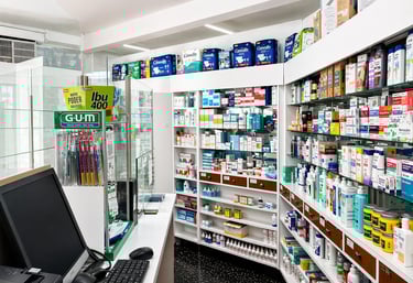 Mostrador de atención en Farmacia Carricaburu con productos farmacéuticos