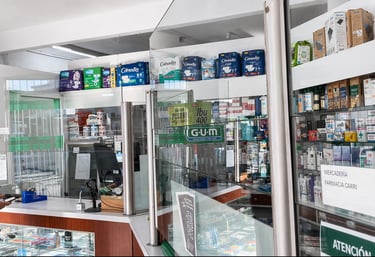 Atención al cliente en Farmacia Carricaburu con venta de productos farmacéuticos