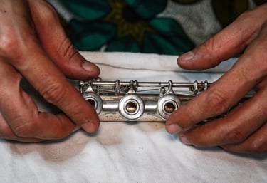 Photo d'une flute en train d'être révisée
