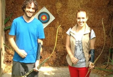 Casal de namorados no evento de arco e flecha