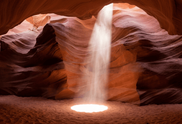 Antelope Canyon, Arizona — el haz de luz del mediodía de julio.