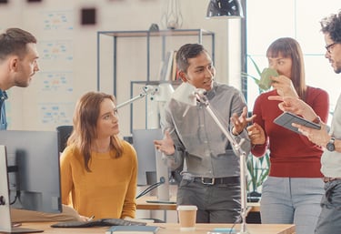 Un grupo de personas trabajando en una agencia de publicidad