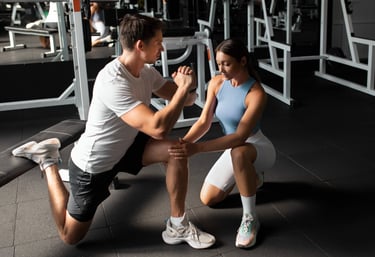Osobni trener vodi individualan trening u Fitness You Galižana
