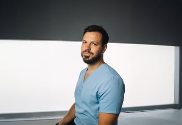 Carlos Sastre, especialista en fisioterapia deportiva, sonríe en consulta de Toledo