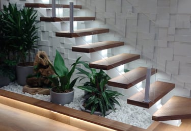 Vista ampla da escada flutuante com degraus de madeira iluminados e uma parede com revestimento cimentício 3D em relevo ao fu