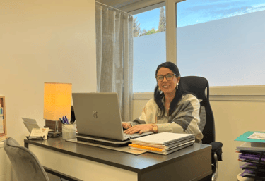 Julie Girardin, hypnothérapeute et diététicienne à La Destrousse, dans son cabinet d'hypnose