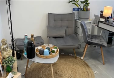 Espace d’accueil du cabinet de Julie Girardin à La Destrousse, lieu de détente pour hypnose