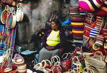 Mujer indígena artesana exhibiendo textiles y cestería tradicional mexicana hecha a mano