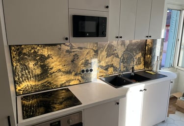 Agencement de cuisine sur mesure avec crédence en feuille de pierre réalisé en Haute-Savoie