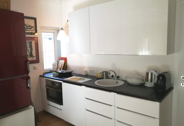 voll ausgestattete Küchenzeile