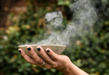 Sahumar, limpieza energética, palo santo, salvia en Jaku Aromas, Castellón, España.