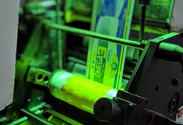 Impressora flexografia imprimindo.