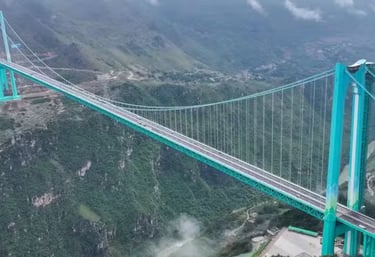 Foto aérea da Ponte do Cânion Huajiang sobre o rio