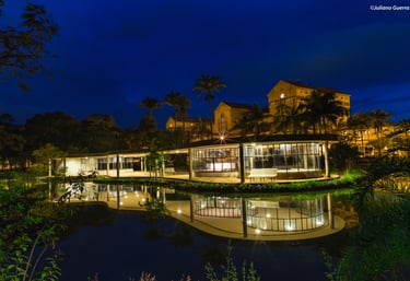 Vista noturna do Grande Hotel de Araxá refletido em um lago sereno