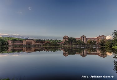 Vista panorâmica das principais atrações turísticas de Araxá, incluindo o Grande Hotel e o Lago do B