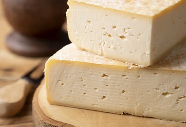 Queijo Minas artesanal, uma iguaria tradicional de Araxá, destacando a culinária local