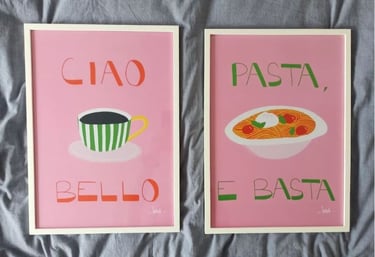 Affiches colorées sur fond rose 