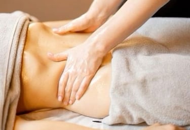 massage du ventre dans une ambiance lumineuse et détendue