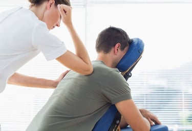 séance de massage assis sur une chaise spéciale pour massage assis entre deux personnes 