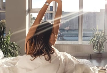 personne apaisée et détendue se réveillant le matin au soleil