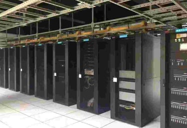 un gran grupo de sala de máquinas y escalera de cables