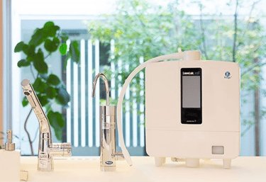 Equipamento Enagic Leveluk K8 em uma bancada moderna