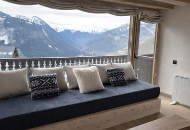 diseñadora de interiores en Val d’Aran espacio con vistas a la montaña y diseño cálido y funcional