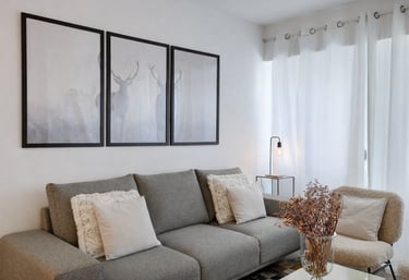 diseñadora de interiores en Val d’Aran salón minimalista con tonos neutros y diseño elegante