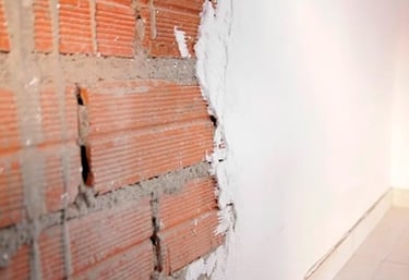 Aplica gesso diretamente nas paredes para obter uma superfície lisa e uniforme, preparando para pint