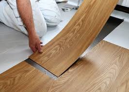 Instalação de Piso Vinílico: Serviço de instalação profissional de pisos vinílicos e laminados