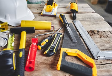 Limpeza de calhas, reparo de fechaduras e trincos, substituição de vidros quebrados.