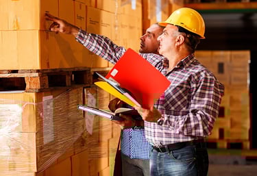 Coordena, supervisiona e executa o dia a dia de uma construção, sendo a ponte entre engenheiros/arqu