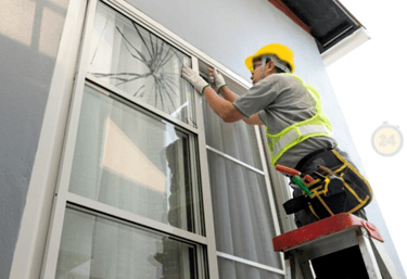 Substituição de vidros quebrados, vedação e ajustes.