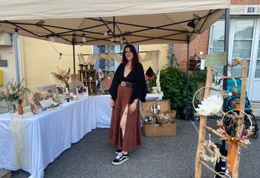 Estelle Baenas, créatrice de l'Ensorce'Fleurs devant son stand sur les marchés