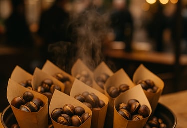 Frisch geröstete Maroni in braunen Papiertüten auf einem Catering-Stand mit Lichterketten.